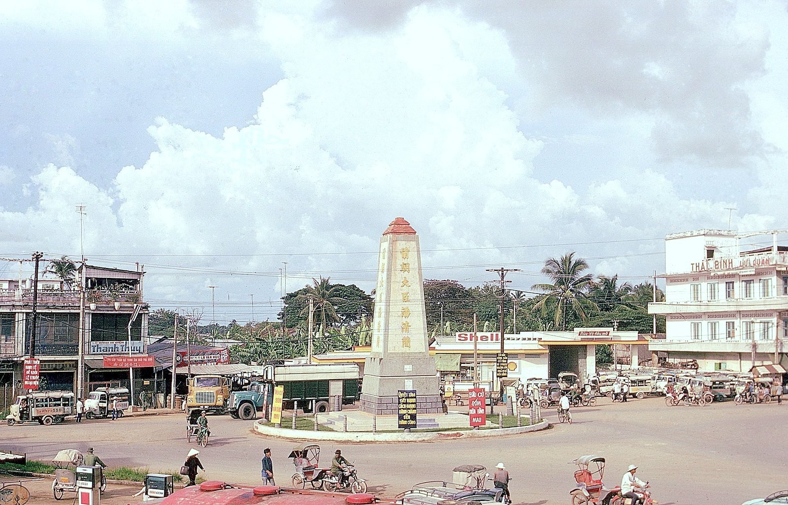 Vinh Long 1972 – QL4 – Tháp Phan Thanh Giản tại ngã ba Cần Thơ