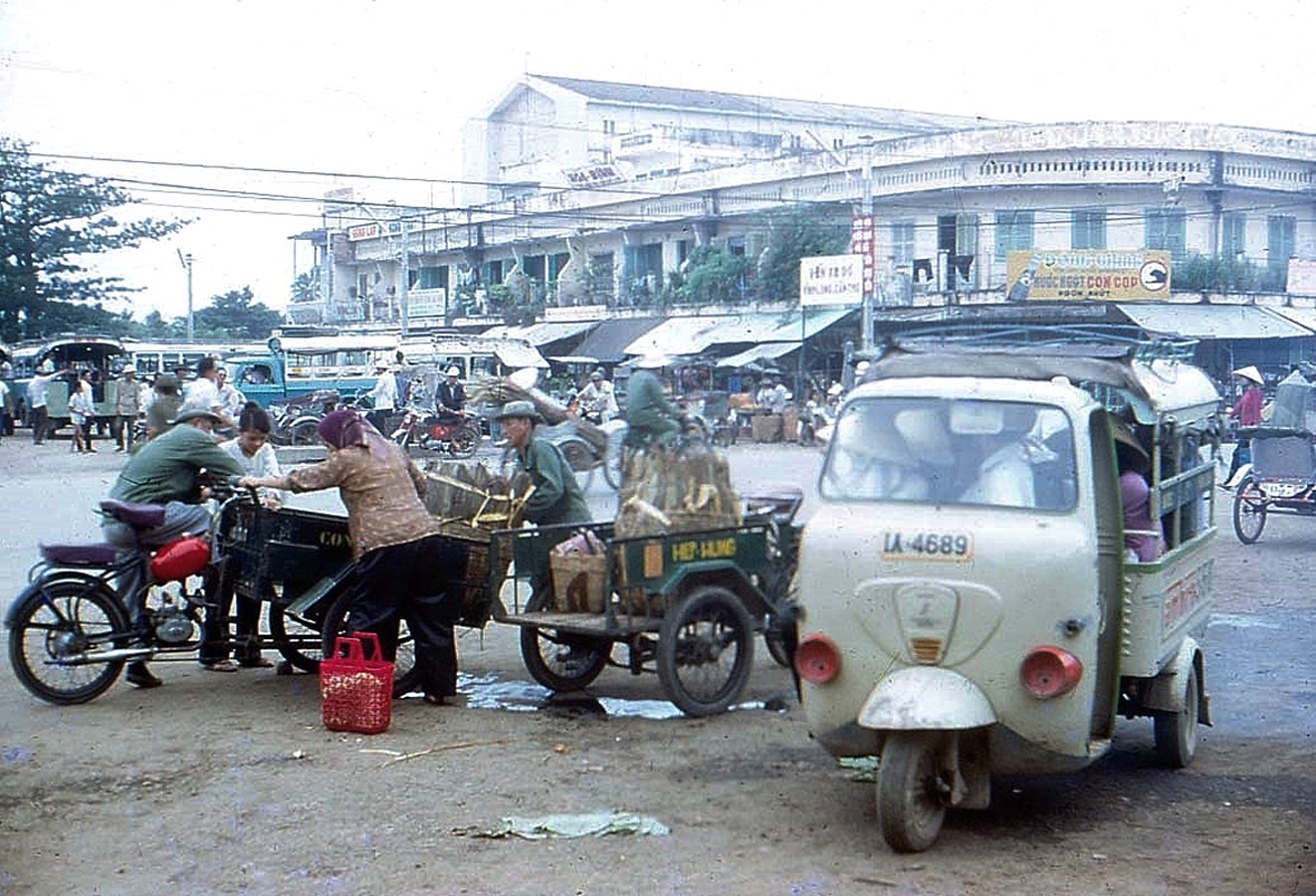 Vĩnh Long 1972. Khu chợ Long Châu, xa xa là bảng hiệu nước ngọt nổi tiếng ngày đó Con Cọp