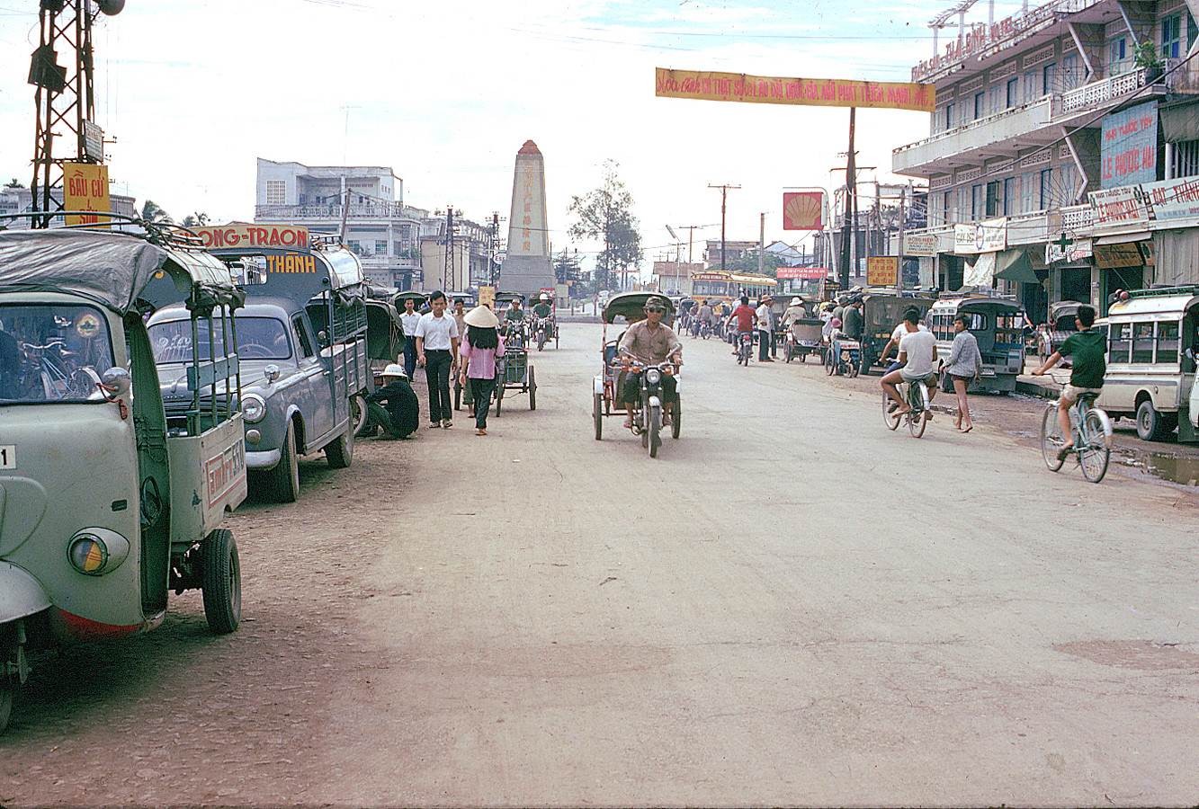 Ngã ba Nguyễn Huệ nhìn từ phía trung tâm. Bên trái là bến xe Vĩnh Long cũ (trước 1975). Xa xa là tháp Phan Thanh Giản