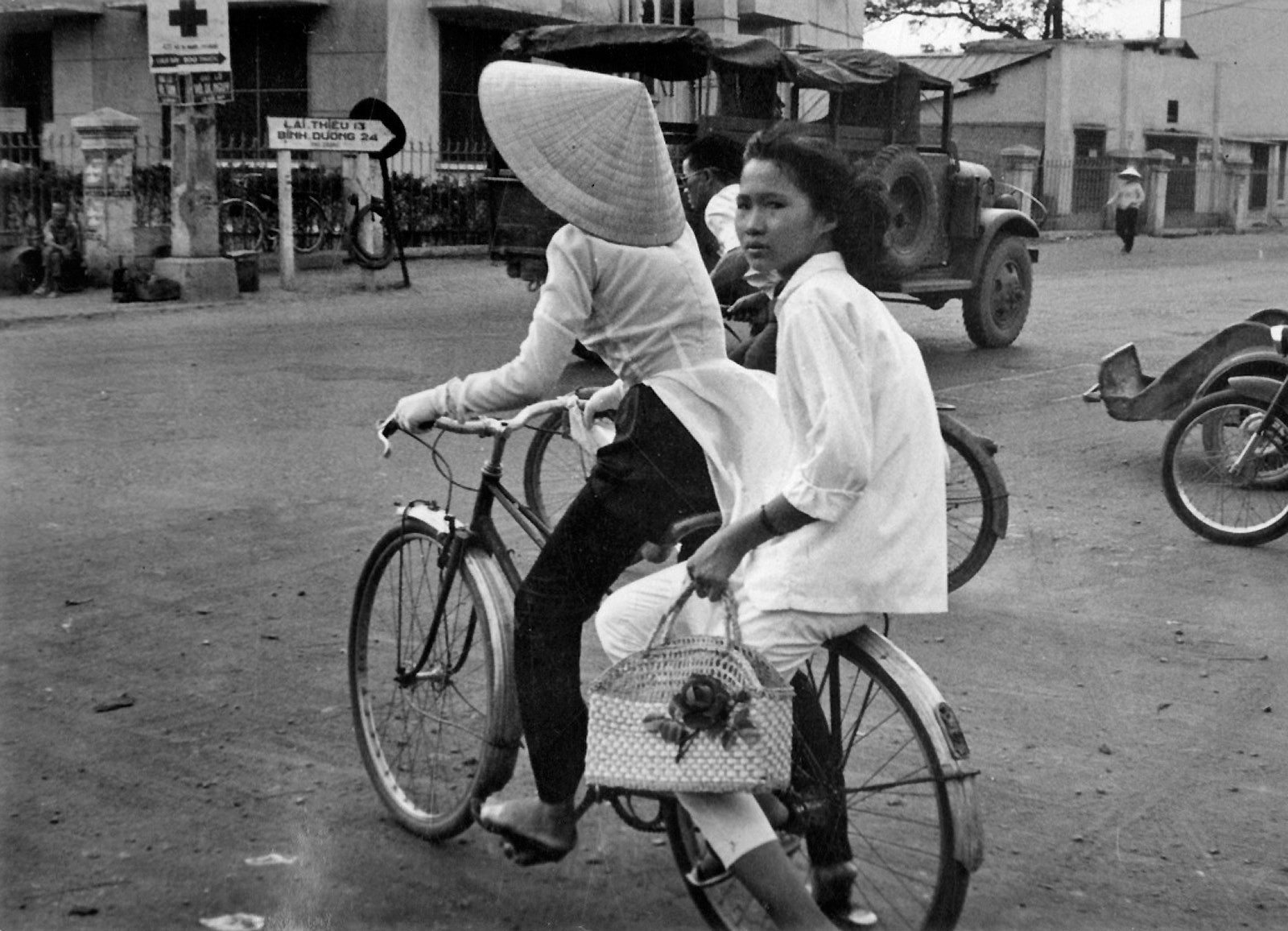 Ngã tư Phú Nhuận, bên trái là Bệnh viện Cơ Đốc – Bảng chỉ dẫn cạnh cột điện nơi góc ngã tư cho biết khoảng cách đường bộ đi Lái Thiêu là 13 km và đi Bình Dương (thị xã Phú Cường) là 24 km