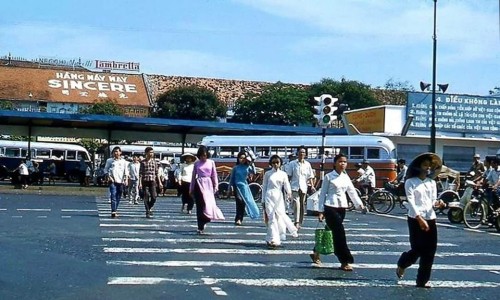 Trạm xe buýt trung tâm, công trường Diên Hồng, sau này đổi thành công trường Quách Thị Trang - Chợ Sài Gòn 1962