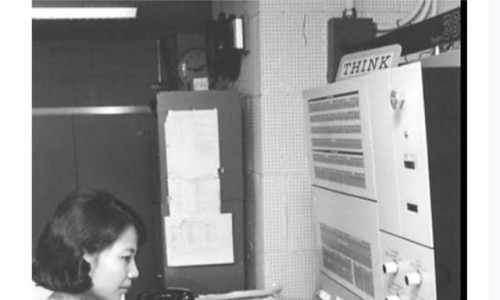 Chuyên viên đang làm việc với máy điện toán IBM, Sài Gòn đầu thập niên 1970.