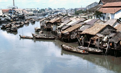 SAIGON 1964-65 – Kinh Tàu Hủ, hình chụp từ trên cầu Xóm Chỉ nhìn về hướng ra Saigon.
Photo by Fred Mucciardi