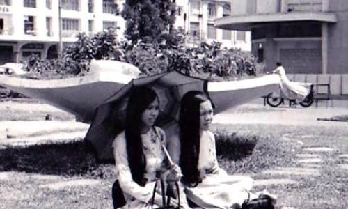 Hai thiếu nữ chụp ảnh trên Công viên Đống Đa, trước Tòa Đô Chánh Sài Gòn (1971)
