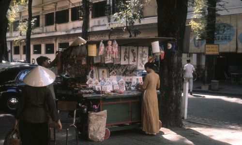 SAIGON 1962 - Một quầy báo, quà lưu niệm tại góc ngã ba Tự Do-Thái Lập Thành.
