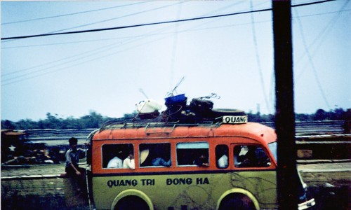 Quang Tri 70-71. Chuyến xe đò Quảng Trị – Đông Hà.
Ảnh được chụp bởi Wayne Hegerty