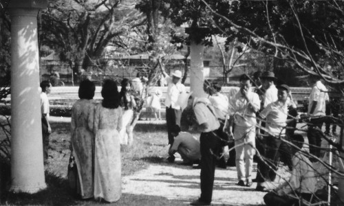 Những cô gái mặc áo dài chơi trong Thảo Cầm Viên ngày Tết trước 1975.