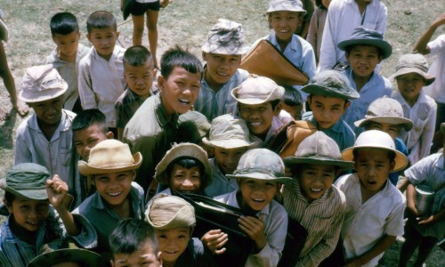Nét hứng thú của những đứa trẻ khi nhìn thấy máy ảnh ngày xưa.