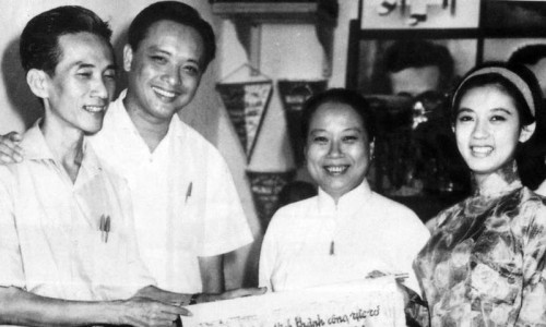 Soạn giả Viễn Châu và một người bạn tặng quà sinh nhật năm 22 tuổi cho nghệ sĩ Thanh Nga vào năm 1964