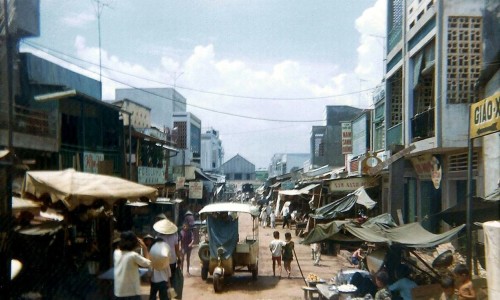Ngõ sầm uất trong chợ Tam Hiệp
