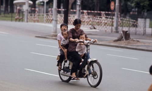 Một hình ảnh bình dị và đẹp nhẹ nhàng trên đường phố Saigon năm 1972.