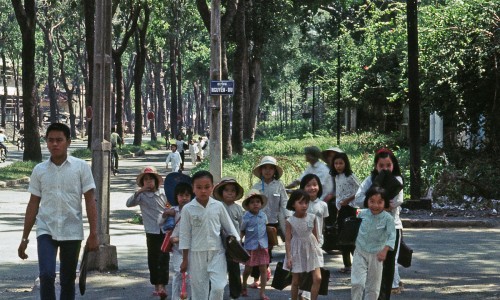 Hình ảnh học sinh tan trường trên đường Nguyễn Du năm 1968 – Trong hình là góc ngã ba đường Cường Để – Nguyễn Du (nay là góc Tôn Đức Thắng – Nguyễn Du). Bên trái hình là Chủng viện Thánh Giuse, bên phải trước đây là tư dinh Đại tướng Lê Văn Tỵ.