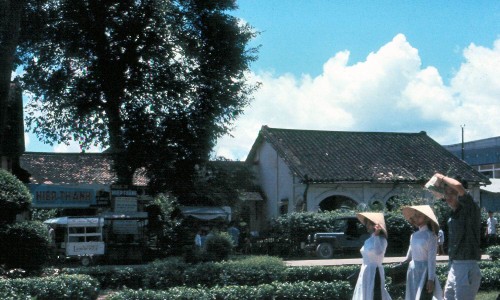 Biên Hoà 1965. Nữ sinh áo dài và nam sinh đang trên đường đi học về.