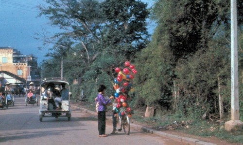Biên Hòa 1967. Đứa trẻ đang được mẹ mua cho bóng bay – thứ luôn hấp dẫn tụi trẻ con như tôi ngày ấy.