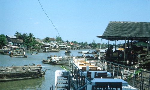 Nhà hàng ven sông Vĩnh Long