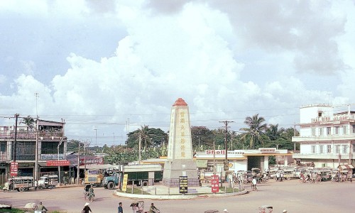Vinh Long 1972 – QL4 – Tháp Phan Thanh Giản tại ngã ba Cần Thơ