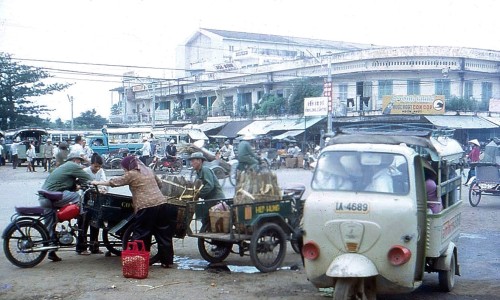 Vĩnh Long 1972. Khu chợ Long Châu, xa xa là bảng hiệu nước ngọt nổi tiếng ngày đó Con Cọp