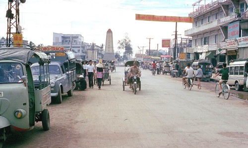 Ngã ba Nguyễn Huệ nhìn từ phía trung tâm. Bên trái là bến xe Vĩnh Long cũ (trước 1975). Xa xa là tháp Phan Thanh Giản