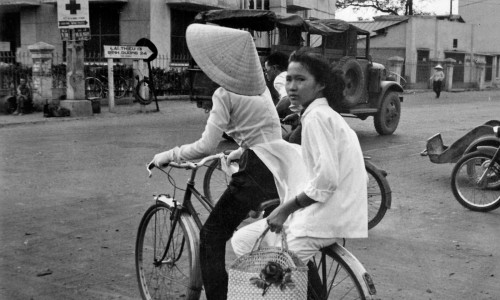 Ngã tư Phú Nhuận, bên trái là Bệnh viện Cơ Đốc – Bảng chỉ dẫn cạnh cột điện nơi góc ngã tư cho biết khoảng cách đường bộ đi Lái Thiêu là 13 km và đi Bình Dương (thị xã Phú Cường) là 24 km