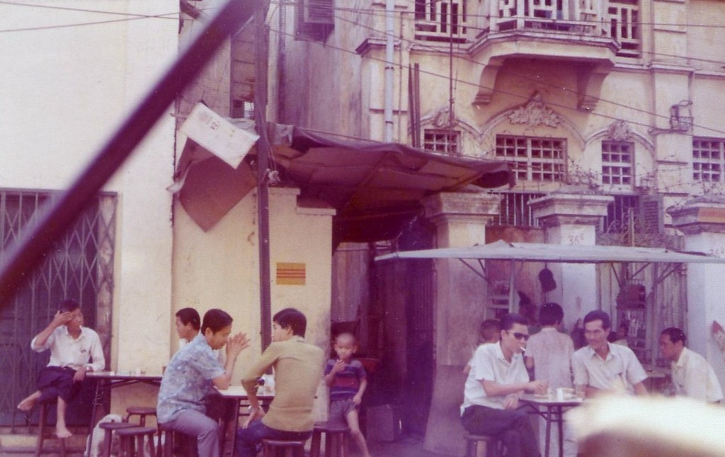 Saigon 1972 & cafe buổi sáng ở lề đường