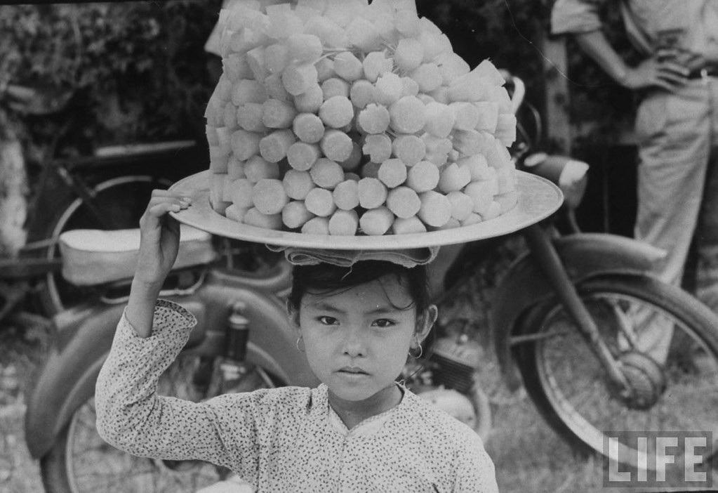Bé gái người Lương Phú bán mía gim