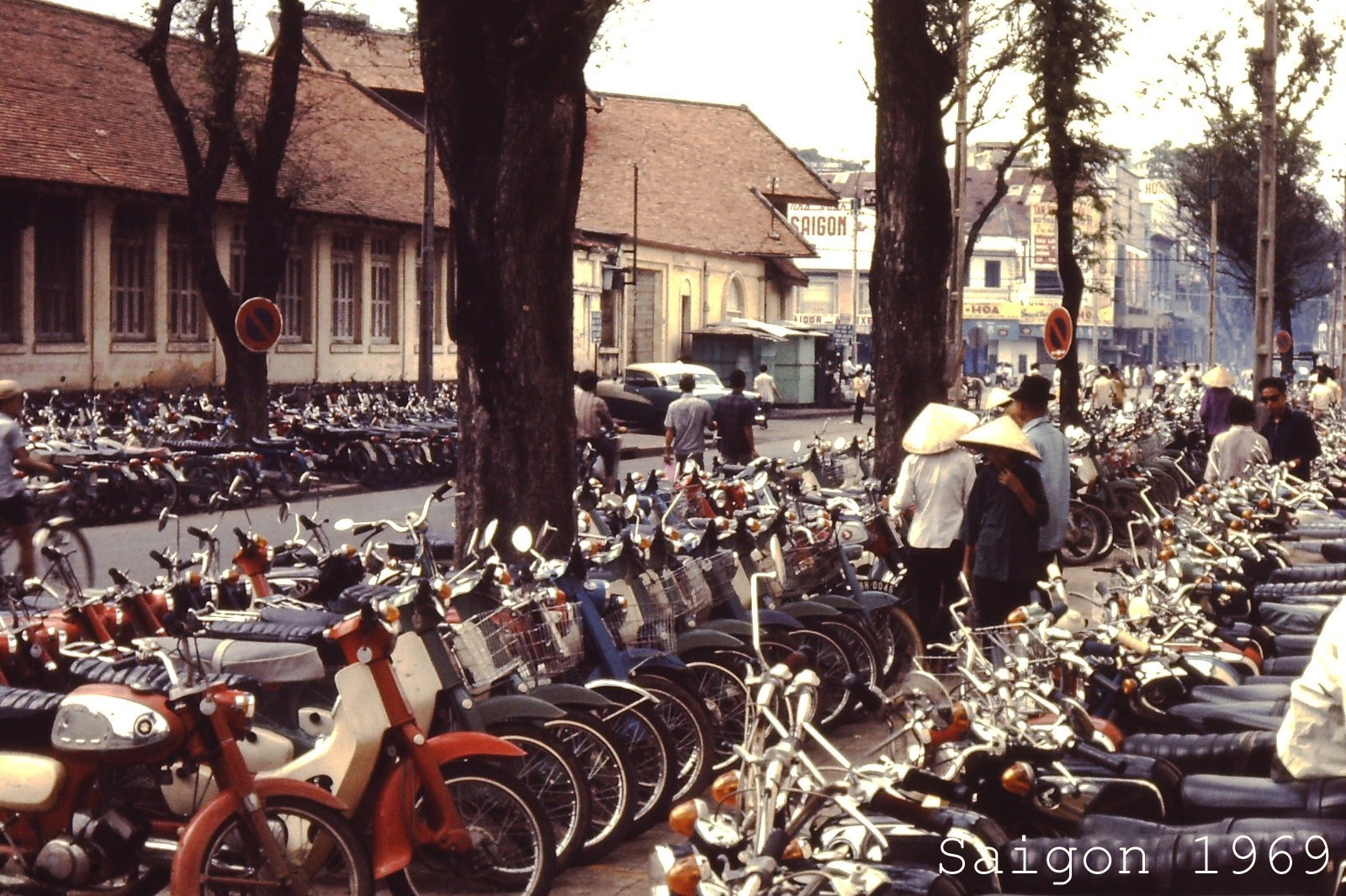 Saigon 1969 - Đường Pasteur, gần tới nước mía Viễn Đông