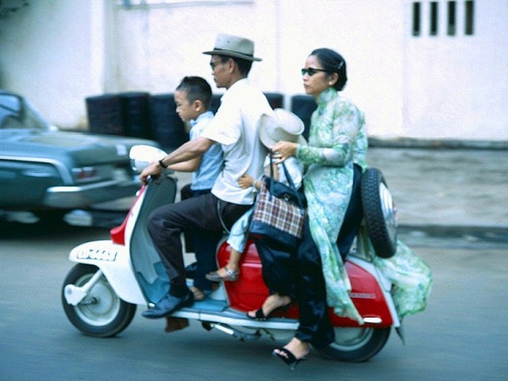 Saigon 1967 - Một gia đình khá giả trên xe máy - Photo & caption by Bill Mullin.