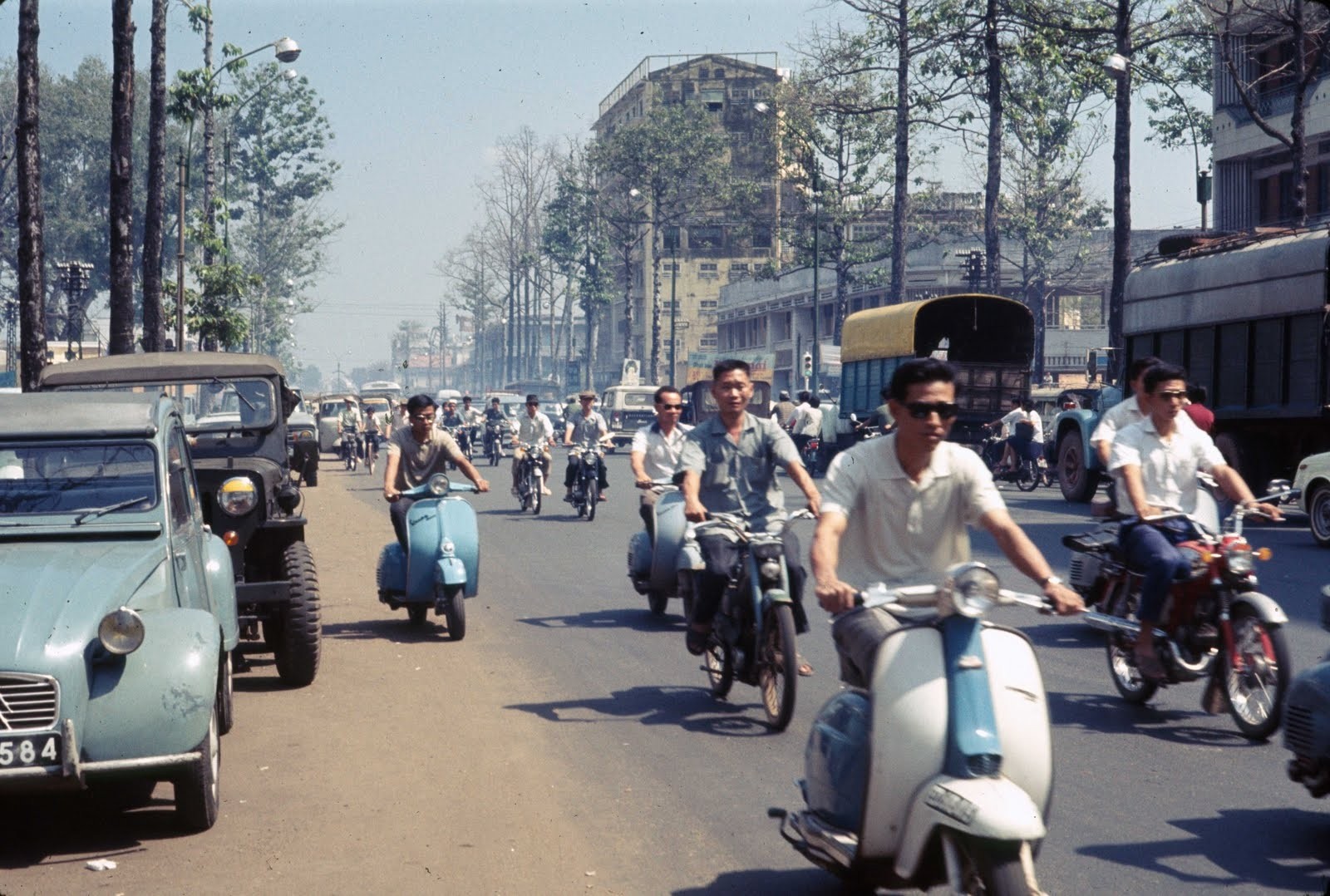 Saigon 1968 - Đường Trần Hưng Đạo. Góc THĐ-Nguyễn Thái Học là trường Tiểu học Nguyễn Thái Học - Photo by Brian Wickham