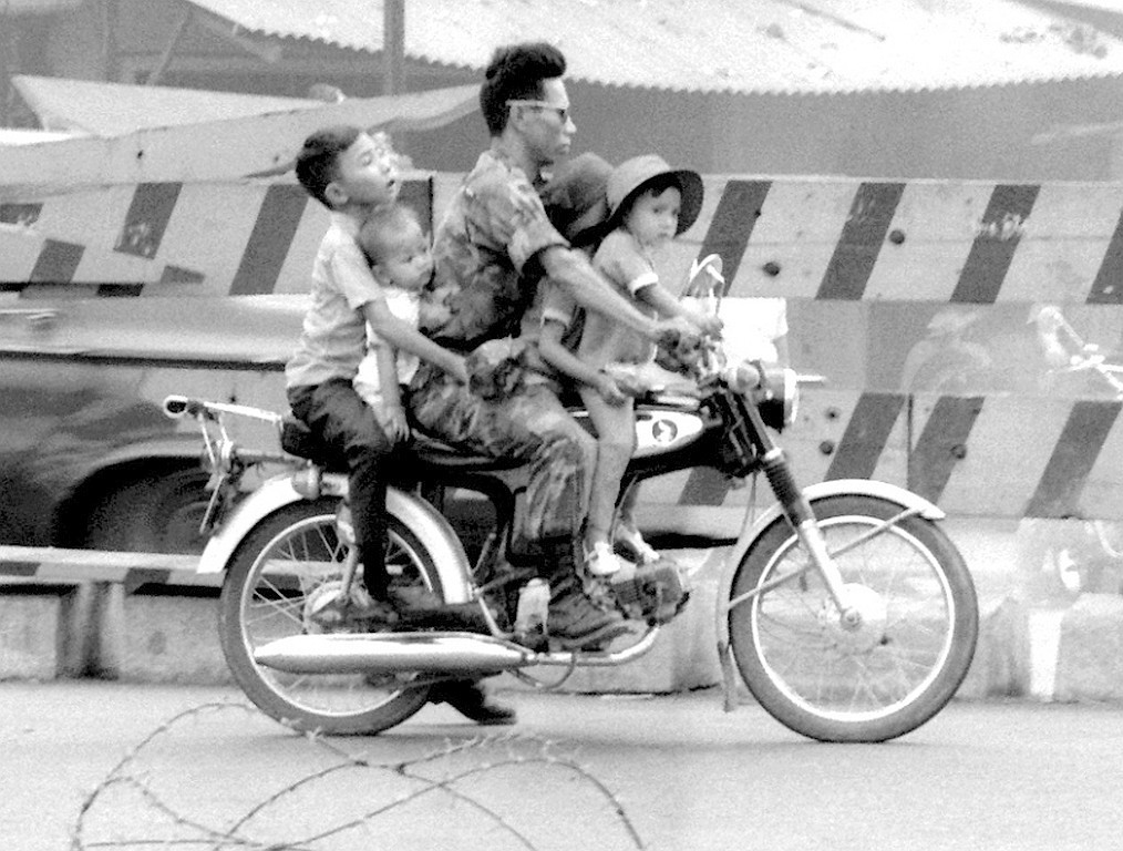 Saigon 1970 - Người lính chở 4 trẻ nhỏ trên xe Honda67