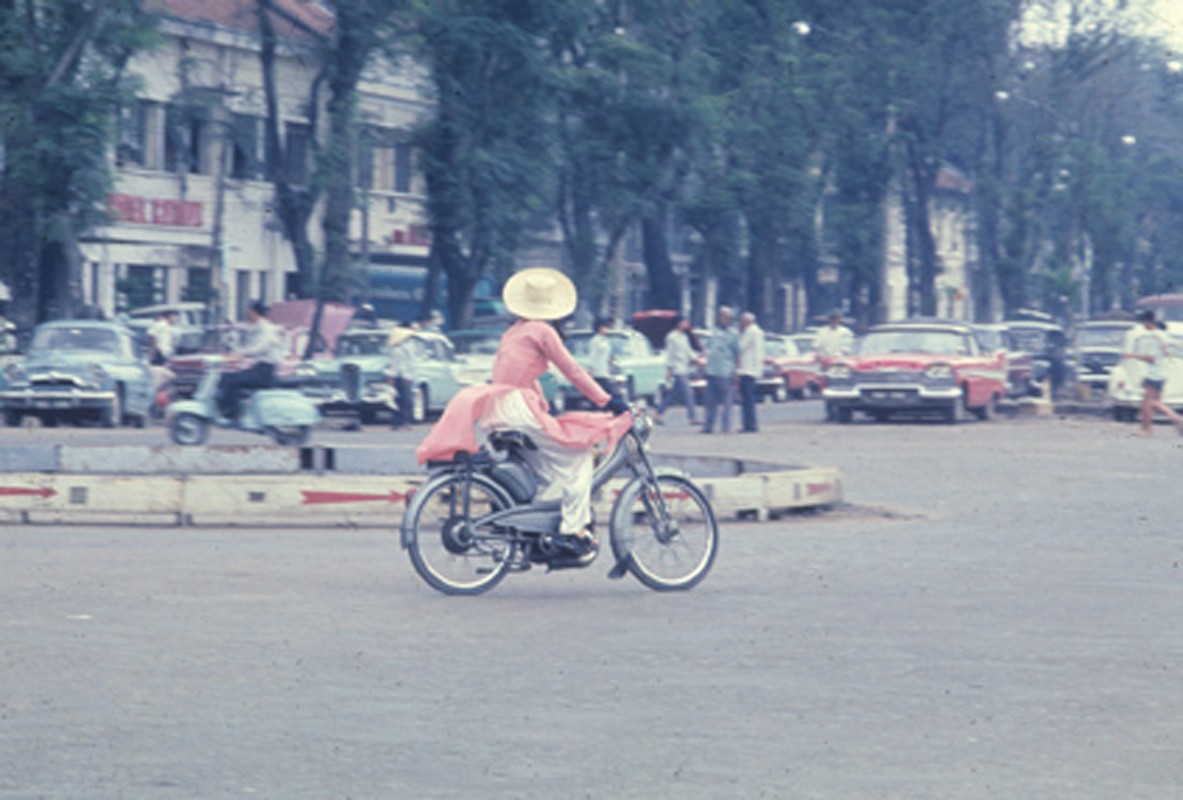 Saigon 1967 - Woman in pink on a motorbike Mobylette - Donald Jellema Collection