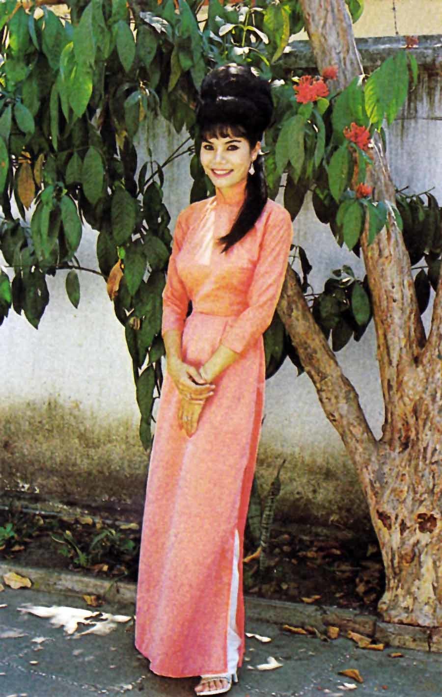 Beautiful Vietnamese lady wearing the AO DAI - 1970