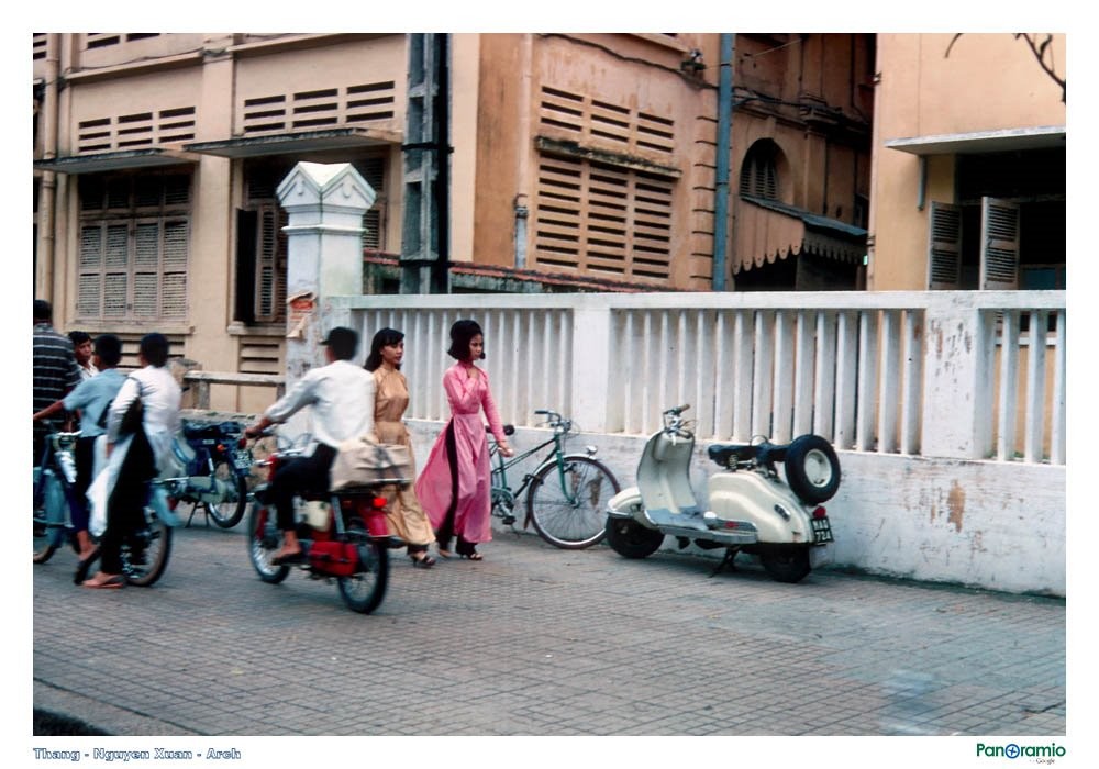 Áo dài trên đường Tự Do (Photo by HG Waite 1967-68)
