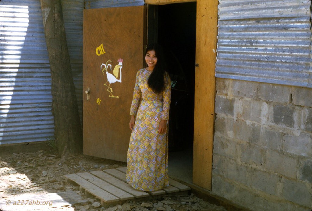 Saigon 1969 - cô gái phục vụ trong CLB sĩ quan - Photo by Wayne Trucke
