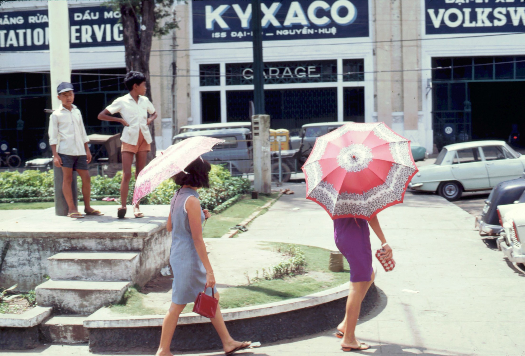 Saigon 1969 - Bashfull girls in Saigon - Photo by Quentin Jones