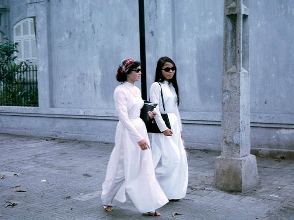 Saigon 1967 - Saigon school girls wearing the traditional ao dai.(Nữ sinh áo dài) - Photo & caption by Bill Mullin