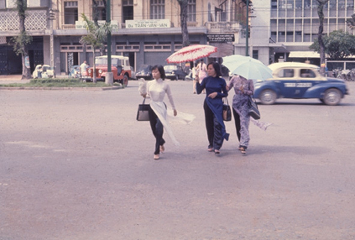 Saigon 1967 - Áo dài trên đường Nguyễn Huệ - Donald Jellema Collection