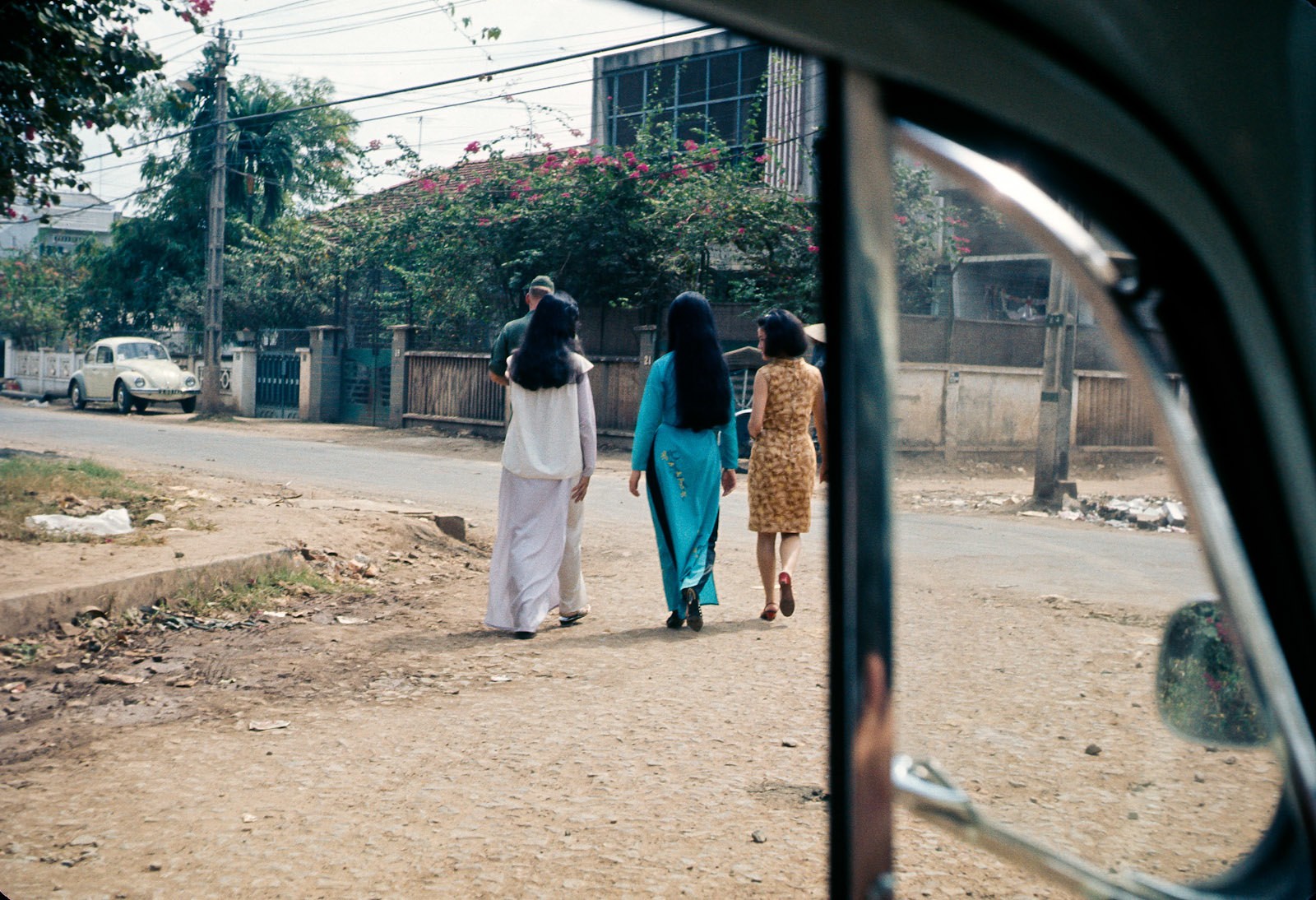 Saigon girls 1969 - source: johnrellis' photostream