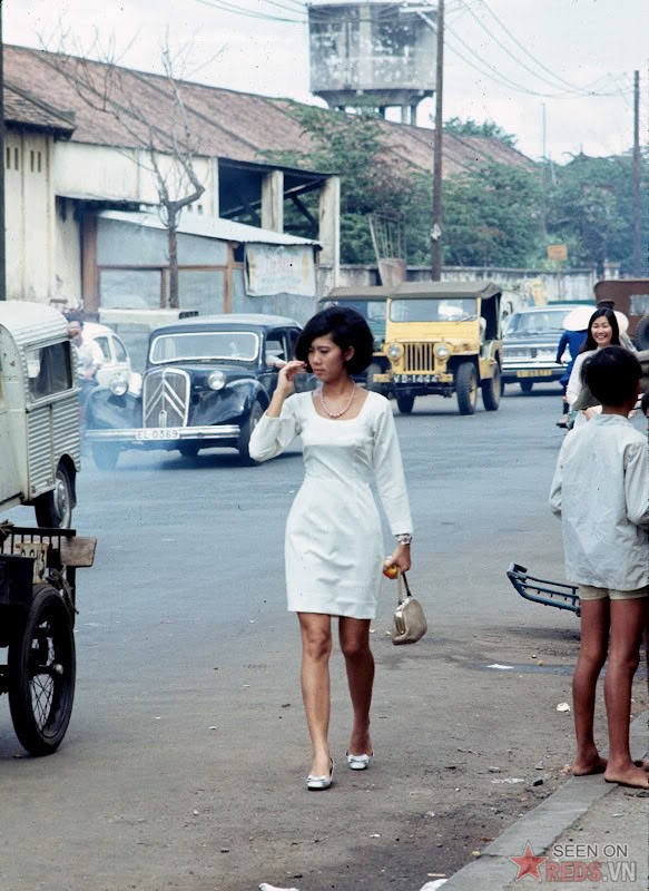 Saigon Dec 1968 - woman in traffic on Pham Ngu Lao st - Photo by Brian Wickham