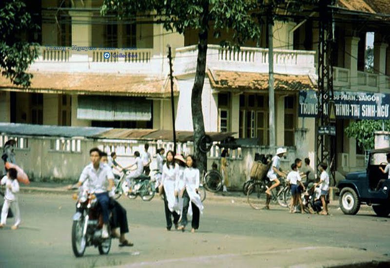 Sài Gòn 1960s (co lẽ trường ĐHSP TPHCM ,đường NgVCừ)