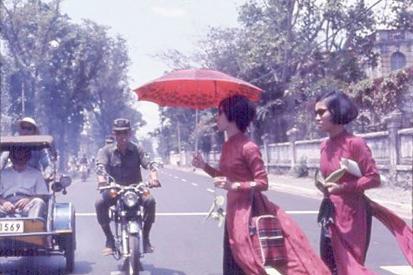 Saigon 1969/70 - Thiếu Nữ Saigon kiêu sa, kiều diễm trong tà áo dài thướt tha nhẹ nhàng đi qua từng con phố, làm biết bao nhiêu người say đắm ngoái nhìn theo.