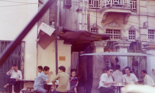 Saigon 1972 & cafe buổi sáng ở lề đường