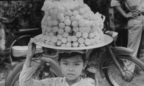 Bé gái người Lương Phú bán mía gim