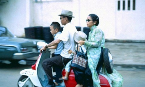 Saigon 1967 - Một gia đình khá giả trên xe máy - Photo & caption by Bill Mullin.