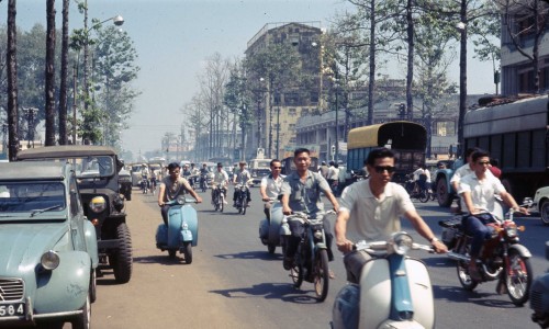 Saigon 1968 - Đường Trần Hưng Đạo. Góc THĐ-Nguyễn Thái Học là trường Tiểu học Nguyễn Thái Học - Photo by Brian Wickham