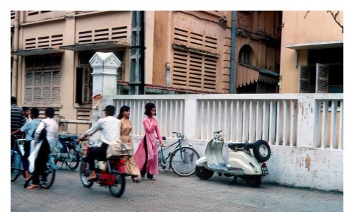 Áo dài trên đường Tự Do (Photo by HG Waite 1967-68)