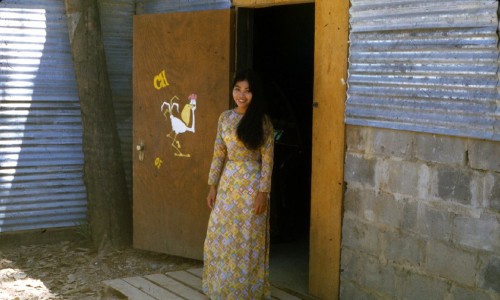 Saigon 1969 - cô gái phục vụ trong CLB sĩ quan - Photo by Wayne Trucke