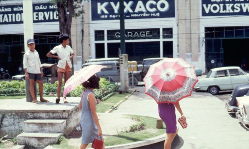 Saigon 1969 - Bashfull girls in Saigon - Photo by Quentin Jones