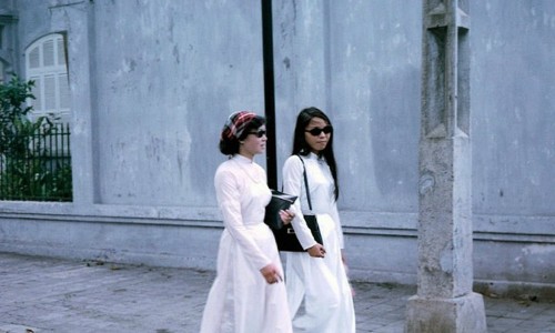 Saigon 1967 - Saigon school girls wearing the traditional ao dai.(Nữ sinh áo dài) - Photo & caption by Bill Mullin