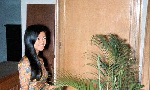 Saigon 1967 - One of the hotel's more attractive desk clerks - Photo & caption by Bill Mullin