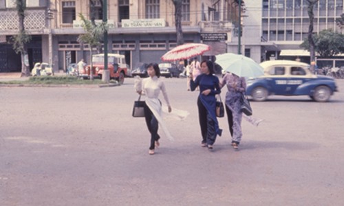 Saigon 1967 - Áo dài trên đường Nguyễn Huệ - Donald Jellema Collection